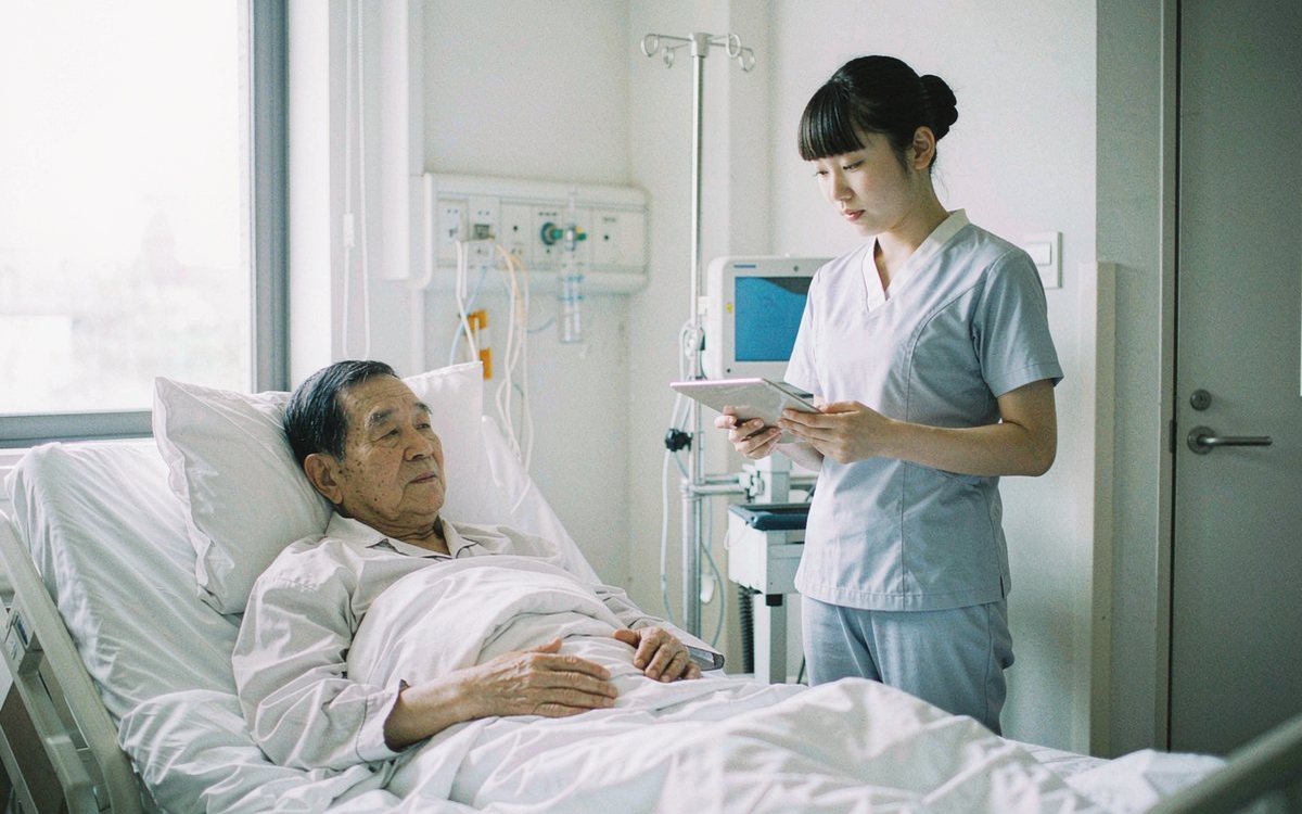 医院场景：护士在病床旁查看护理数据